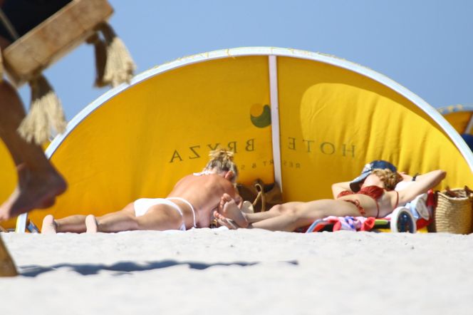 Jan Englert z żoną i ćorką w Juracie