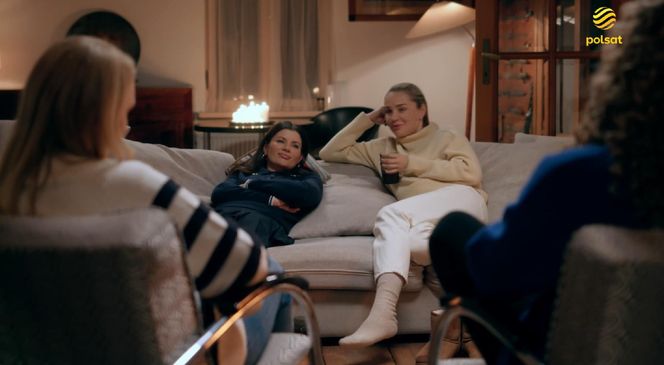 Przyjaciółki 25 sezon odc. 292. Anka (Magdalena Stużyńska), Inga (Małgorzata Socha), Patrycja (Joanna Liszowska), Dorotka (Agnieszka Sienkiewicz)