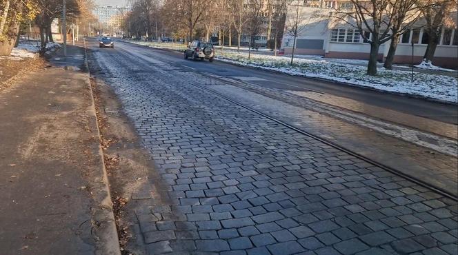 Dziury i zapadająca się kostka na ul. Gajowickiej we Wrocławiu. 5 lat temu Jacek Sutryk obiecywał remont