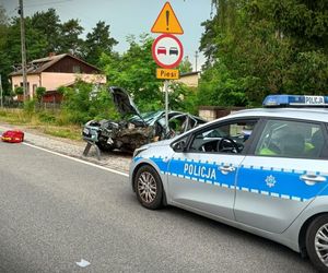 Tragedia w Białobrzegach. 49-letni kierowca wjechał w ciężarówkę. Fatalne wieści ze szpitala