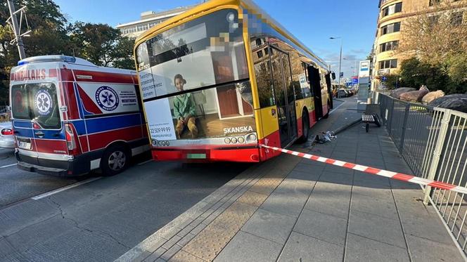 Kierowca autobusu miejskiego gruchnął w latarnię. Ta runęła na kobietę!