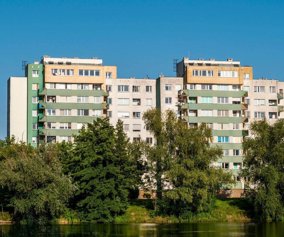 Dźwięk toczonej kulki po podłodze to wina konstrukcji bloków