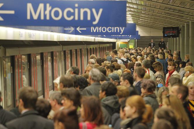 Duża awaria w warszawskim metrze. Pociągi stanęły. Uruchamiają zastępcze autobusy