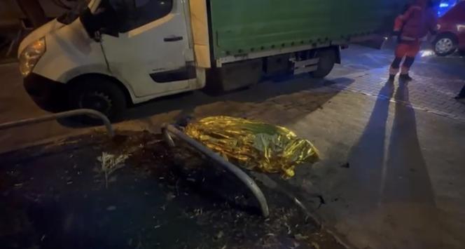Makabra na Mokotowie. Zwłoki 60-letniego mężczyzny leżały na środku chodnika  