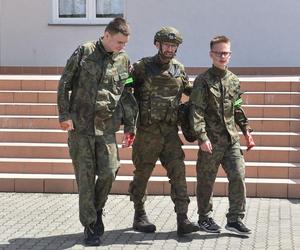 Efektowne ćwiczenia WOT w Czernikowie pod Toruniem. Scenariusz zakładał atak przeciwnika na szkołę z kilkudziesięcioma uczniami