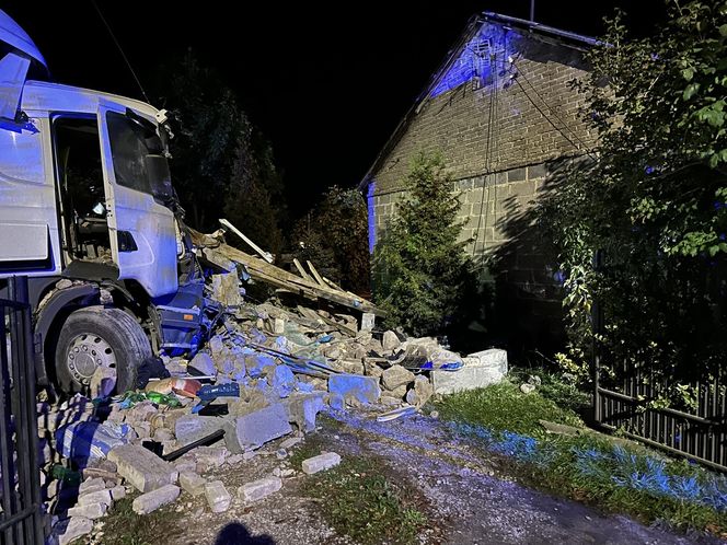 Kierowca tira wjechał w budynek. Kierowca nie miał szans