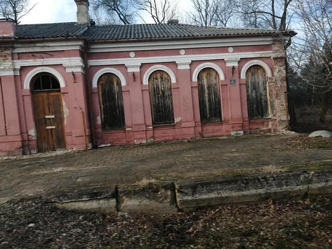 Niszczejący budynek dworca kolejowego w Mordach