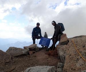 Andrzej Ficek, Roman Forysiak i Szymon Podosek z Klubu Wysokogórskiego w Bielsku-Białej, pokonali klasyczną drogę na szczyt Petit Dru w masywie Mont Blanc