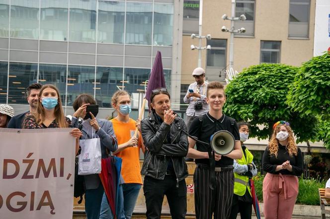 Katowice: Tłumy na proteście społeczności LGBT. "Ludzie to nie ideologia!" 