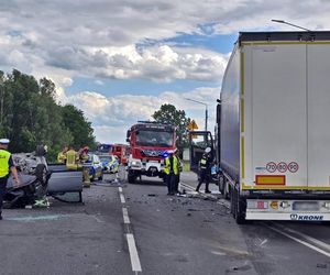 Wypadek w Chełmie Śląskim. Kierowca wjechał pod ciężarówkę