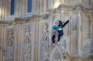   Zamknięto obszar wokół Big Bena. Na wieżę wspiął się mężczyzna z flagą Palestyny