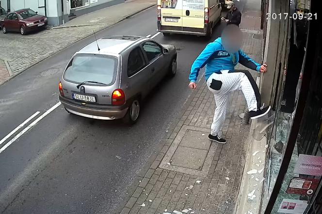 Roztrzaskał witrynę, chwilę później wpadł pod samochód
