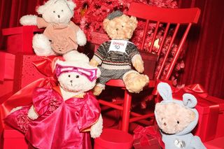 Świąteczne misie, które pomagają. Rossmann startuje z akcją Podaruj misia