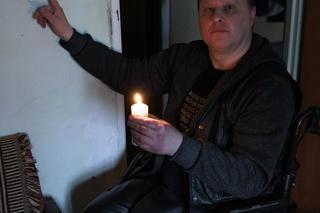 Niepełnosprawny mężczyzna musi grzać się przy świecach 