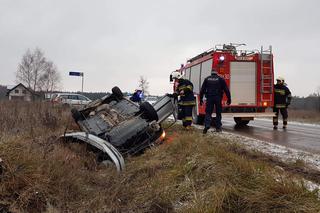 Klepacze. Dachowanie osobówki. W środku kobieta