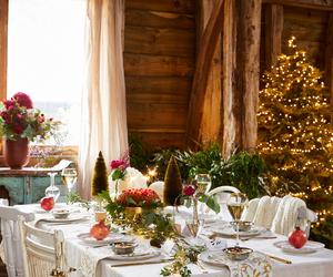 Efektowne świąteczne nakrycie stołu z nutką rustykalną