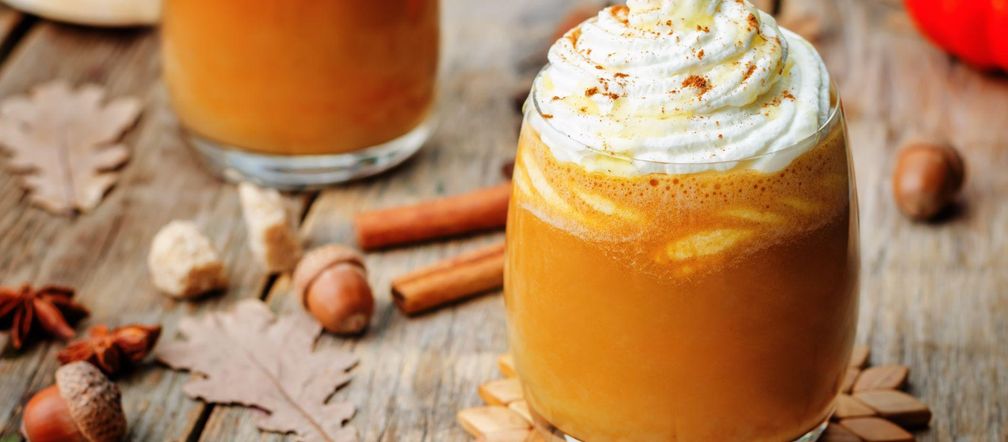 Pumpkin Spice Latte zrobisz w domu. Dodaje energii, rozgrzewa i poprawia humor