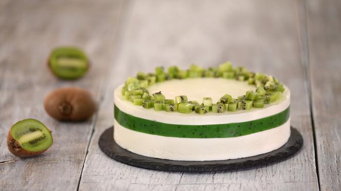 Zachwycający sernik z kiwi - przepis efektowne ciasto na zimno. Wystarczy jeden trik, by galaretka z dodatkiem kiwi się zsiadła!