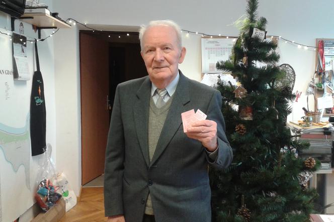 Emerytowany ekonomista z Gdańska, 90-letni Jan Dymarski od 14 lat rozdaje pasażerom komunikacji miejskiej kolorowe karteczki.