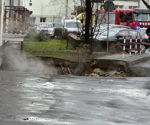 Na głowę dziecka wylał się wrzątek. Makabryczna awaria sieci wodociągowej na Woli. Jedna osoba ranna