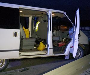 Tragiczny wypadek w Zakroczymiu: Czołowe zderzenie busa z fiatem! Kierowca zakleszczony