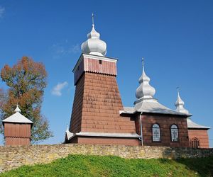 To niewielka wieś w Małopolsce. Słynie z niezwykle pięknej łemkowskiej cerkwi 