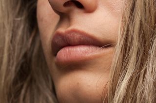 Czuła pielęgnacja ust. Dzięki tym zabiegom będą gładkie, nawilżone i jedwabiście miękkie