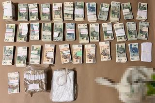 Warszawa. Senior z Mokotowa chciał pomóc policjantom. Wyniósł przed blok 650 tysięcy złotych w reklamówce  