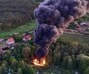 Kłęby czarnego dymu nad okolicą