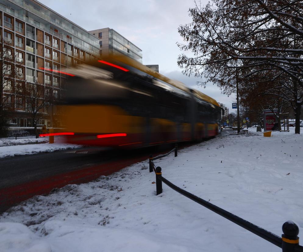 Autobus miejski gnał z pasażerami przy otwartych drzwiach. Przerażające sceny na Ursynowie