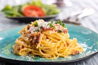 Spaghetti carbonara Magdy Gessler. Najlepszy przepis na makaron w sosie z boczkiem