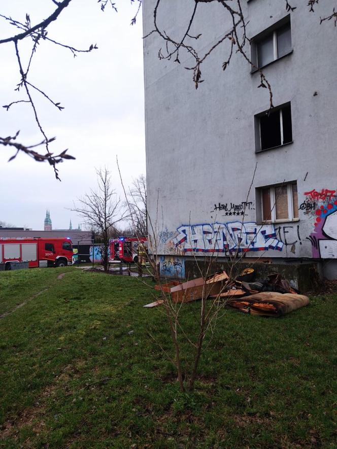 Pożar w bloku przy ulicy Młodej 4 w Kielcach. Paliły się meble na piętrze. Ten budynek przeraża! (2)