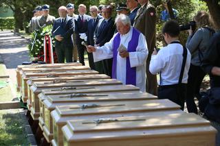 Dziewięć trumien przed ołtarzem. Przejmujący pogrzeb, łzy same płyną do oczu
