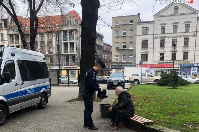 Policjant oddał buty bezdomnemu