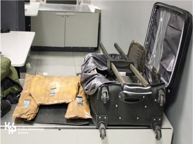 Przemyt za ponad milion: Trzy paczki heroiny w walizce z Madagaskaru! 