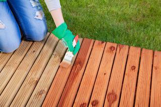 Impregnacja drewna w ogrodzie: czym i jak zabezpieczyć ogrodowe elementy z drewna