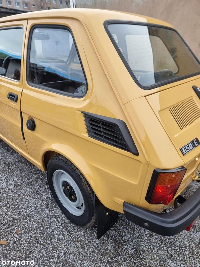 Wyjątkowy Maluch trafił do sprzedaży. To Fiat 126p z 1989 roku 