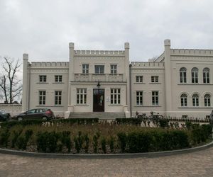 Odnowili neogotycki Pałac z charakterystycznym krenelażem. Gościli tu Paderewski, Reymont i Żeromski