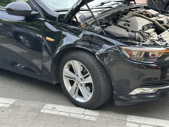 Motocyklista zderzył się z oplem i walnął w forda. Poważny wypadek na Pradze-Północ kont. Warszawa