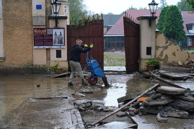 Nowe nagranie z dziewczynką z Kłodzka pojawiło się w sieci. Nie da się przejść obojętnie, ściśnie ci gardło!