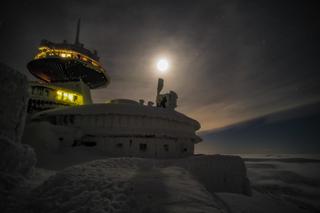Niesamowite zjawisko tuż nad Śnieżką. Halo słoneczne rozświetliło noc! [ZDJĘCIA]