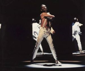 40 lat temu ukazał się najbardziej znany solowy utwór Freddiego Mercury’ego. “Living On My Own” to klasyk do dziś!