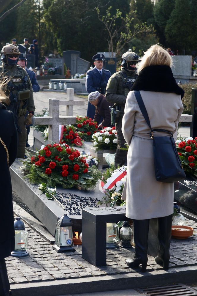 Joanna Racewicz ociera łzy przy grobie męża, pocieszyła ją Barbara Nowacka