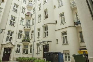 Nie zauważyła, że mieszka ze zmarłym mężem. Mieszkańcy mają dość smrodu 