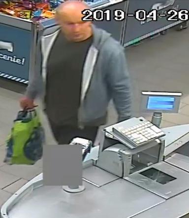 Przyszedł do sklepu w klapkach i dresie, zapakował zakupy do reklamówki i wyszedł nie płacąc