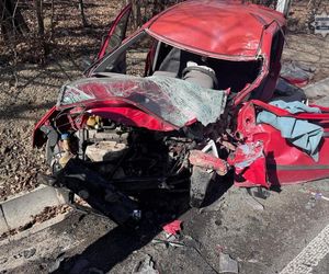 Auto 33-latki wbiło się w nadjeżdżającą ciężarówkę. Z auta została miazga.