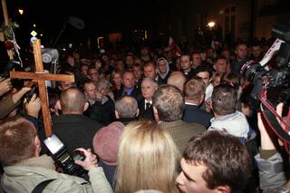 Kaczyński w obronie usuniętego krzyża przed Pałacem Prezydenckim  