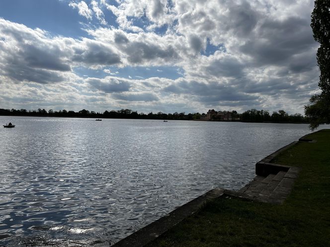   Ełk. Tłumy turystow odwiedzają to miasto. Jest największym na Mazurach