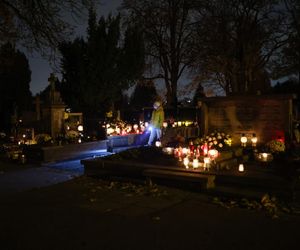  Setki migoczących zniczy. Tak wyglądają polskie cmentarze po zmroku. Zobacz niezwykłe zdjęcia