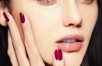 Ten kolor paznokci to kwintesencja elegancji. Idealnie pasuje do jesiennych stylizacji